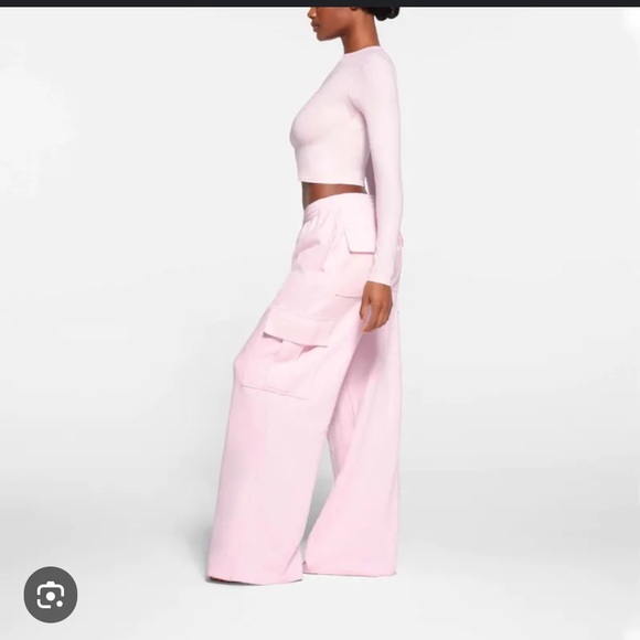 SKIMS Light Pink Fleece Cargo Pants - Picture 3 of 7